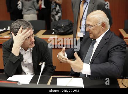 (150814) -- BRÜSSEL, 14. August 2015 -- der griechische Finanzminister Euclid Tsakalotos (L) und sein französischer Amtskollege Michel Sapin sprechen während eines Treffens der Eurogruppe am EU-Hauptsitz in Brüssel, Belgien, am 14. August 2015. ) BELGIEN-BRÜSSEL-EUROGROUP-SITZUNG YexPingfan PUBLICATIONxNOTxINxCHN 150814 Brüssel 14. August 2015 griechische Finanzminister Euclid Tsakalotos l und sein französischer Teil Michel Sapin sprechen während der Sitzung der Euro-Gruppe IM EU-Hauptsitz in Brüssel Belgien 14. August 2015 Belgien Brüssel Sitzung der Euro-Gruppe YexPingfan PUBLICATIONxNOTxINxCHN Stockfoto