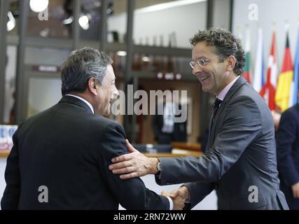 (150814) -- BRÜSSEL, 14. August 2015 -- der Präsident der Eurogruppe und der niederländische Finanzminister Jeroen Dijsselbloem (R) begrüßen den Präsidenten der Europäischen Zentralbank Mario Draghi vor einer Sitzung der Eurogruppe am EU-Hauptsitz in Brüssel, Belgien, am 14. August 2015. ) BELGIEN-BRÜSSEL-EURO-GRUPPENSITZUNG YexPingfan PUBLICATIONxNOTxINxCHN 150814 Brüssel 14. August 2015 der Präsident der Euro-Gruppe und die niederländischen Finanzminister Jeroen Dijsselbloem begrüßen mit dem Präsidenten der Europäischen Zentralbank Mario Draghi vor der Sitzung der Euro-Gruppe AM EU-Sitz in Brüssel Belgien 14. August 2015 Belgien Brüssel Euro Grou Stockfoto