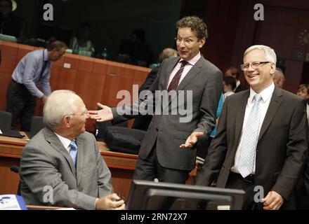 (150814) -- BRÜSSEL, 14. August 2015 -- der Präsident der Eurogruppe und der niederländische Finanzminister Jeroen Dijsselbloem (C) sprechen mit seinem deutschen Amtskollegen Wolfgang Schaeuble (L) während eines Treffens der Eurogruppe am EU-Hauptsitz in Brüssel, Belgien, am 14. August 2015. ) BELGIEN-BRÜSSEL-EUROGROUP-SITZUNG YexPingfan PUBLICATIONxNOTxINxCHN 150814 Brüssel 14. August 2015 Euro-Group-Präsident und niederländische Finanzminister Jeroen Dijsselbloem C spricht mit seinem deutschen Teil Wolfgang Schaeuble l während der Euro-Group-Sitzung AM EU-Sitz in Brüssel Belgien 14. August 2015 Belgien Brüsseler Euro-Group-Sitzung Stockfoto