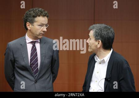 (150814) -- BRÜSSEL, 14. August 2015 -- Präsident der Eurogruppe und niederländischer Finanzminister Jeroen Dijsselbloem (L) spricht mit dem griechischen Finanzminister Euclid Tsakalotos während eines Treffens der Eurogruppe am EU-Hauptsitz in Brüssel, Belgien, am 14. August 2015. ) BELGIEN-BRÜSSEL-EUROGROUP-SITZUNG YexPingfan PUBLICATIONxNOTxINxCHN 150814 Brüssel 14. August 2015 Präsident der Euro-Gruppe und niederländische Finanzminister Jeroen Dijsselbloem l spricht mit den griechischen Finanzministern Euclid Tsakalotos während der Sitzung der Euro-Gruppe AM EU-Sitz in Brüssel Belgien 14. August 2015 Belgien Brüssel Euro-Gruppe Meetin Stockfoto