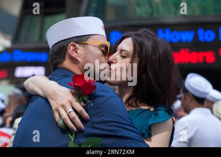 Oscar Gifford (L) und Alessandra Piani küssen sich, um den V-J Day Kiss am Times Square in New York, USA, am 14. August 2015 nachzustellen. Hunderte von Paaren nahmen am Freitag an den Feierlichkeiten Teil, die den Kuss zwischen einem amerikanischen Seemann und einer Krankenschwester nachahmen, den der Fotograf des Life Magazine Alfred Eisenstaedt vor 70 Jahren aufgenommen hatte, als die Amerikaner den V-J-Tag am Times Square feierten, der den Sieg über Japan markierte, der den Krieg 1945 beendete. Die US-NEW YORK-TIMES SIEGTEN LixMuzi PUBLICATIONxNOTxINxCHN Oscar Gifford l und Alessandra Piani Kiss, um den V J Day Kiss in Times nachzustellen Stockfoto