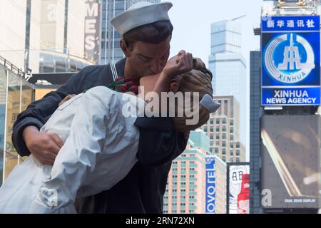 Das Foto vom 14. August 2015 zeigt John Seward Johnson II., die Skulptur der bedingungslosen Kapitulation, die im Zentrum des Times Square in New York, USA, steht. Hunderte von Paaren nahmen am Freitag an den Feierlichkeiten Teil, die den Kuss zwischen einem amerikanischen Seemann und einer Krankenschwester nachahmen, den der Fotograf des Life Magazine Alfred Eisenstaedt vor 70 Jahren aufgenommen hatte, als die Amerikaner den V-J-Tag am Times Square feierten, der den Sieg über Japan markierte, der den Krieg 1945 beendete.) U.S.-NEW YORK-TIMES SQUARE-KISS-IN-WWII VICTORY LixMuzi PUBLICATIONxNOTxINxCHN Foto aufgenommen AM 14. August 2015 zeigt John Seward Johnson I. Stockfoto