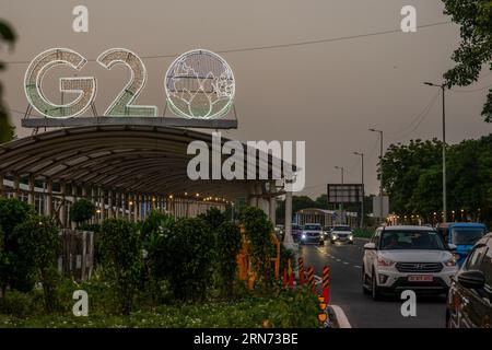 New Delhi, Indien. August 2023 31. Der Verkehr fährt an einem beleuchteten G20-Logo vor dem Hauptort in der Nähe von Pragati Maidan vorbei. Auf dem G20-Gipfel (Forum für globale wirtschaftliche Zusammenarbeit von 19 einzelnen Ländern), der am 9. Und 10. September 2023 in Neu-Delhi stattfinden soll, werden mehrere Staats- und Regierungschefs aus aller Welt teilnehmen, die Teil der Gruppe sind. In diesem Jahr wird der 18. G20-Gipfel stattfinden, und Indien wird zum ersten Mal in seiner Präsidentschaft dabei sein. Quelle: SOPA Images Limited/Alamy Live News Stockfoto