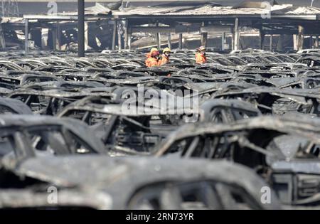 (150816) -- TIANJIN, 16. Aug. 2015 -- Feuerwehrleute arbeiten an der Explosionsstelle in der nordchinesischen Gemeinde Tianjin, 16. Aug. 2015. Insgesamt wurden 112 Leichen gefunden, und 95 Menschen, darunter 85 Feuerwehrleute, blieben vermisst, nachdem die massiven Lagerexplosionen Mittwochnacht die nordchinesische Stadt Tianjin erschütterten, sagten Beamte auf einer Pressekonferenz am Sonntagmorgen. ) (Zwx) CHINA-TIANJIN-EXPLOSION-RESCUE(CN) YuexYuewei PUBLICATIONxNOTxINxCHN 150816 Tianjin 16. August 2015 Feuerwehrleute arbeiten AM Explosionsort in der nordchinesischen Gemeinde S Tianjin 16. August 2015 insgesamt 112 Leichen wurden in Fou getötet Stockfoto