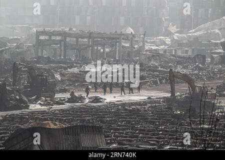 (150816) -- TIANJIN, 16. Aug. 2015 -- Rettungskräfte arbeiten an der Explosionsanlage in der nordchinesischen Gemeinde Tianjin, 16. Aug. 2015. Insgesamt wurden 112 Leichen gefunden, und 95 Menschen, darunter 85 Feuerwehrleute, blieben vermisst, nachdem die massiven Lagerexplosionen Mittwochnacht die nordchinesische Stadt Tianjin erschütterten, sagten Beamte auf einer Pressekonferenz am Sonntagmorgen. ) (Zwx) CHINA-TIANJIN-EXPLOSION-RESCUE(CN) ZhengxHuansong PUBLICATIONxNOTxINxCHN 150816 Tianjin 16. August 2015 Rettungsarbeiten AN der Explosionsstelle in Nordchina Gemeinde S Tianjin 16. August 2015 insgesamt 112 Leichen wurden gefunden und Stockfoto