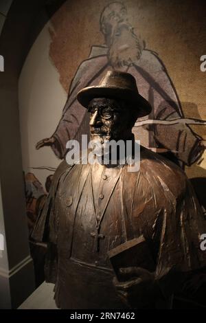 (150816) -- SHANGHAI, 16. Aug. 2015 -- Foto aufgenommen am 7. Aug. 2015 zeigt eine Bronzestatue von Robert Charles Emile Jacquinot de Besange in einer Gedenkhalle der Songhu-Schlacht im ostchinesischen Shanghai. Robert Charles Emile Jacquinot de Besange, ein Franzose, der auch einen chinesischen Namen Rao Jiaju hatte, gründete während der grausamen Kämpfe im chinesischen Antijapanischen Krieg eine Flüchtlingszone in der Nähe des Yuyuan-Gartens in Shanghai. Unter seinen großen Anstrengungen wurden in der Flüchtlingszone zu Spitzenzeiten 300 000 Flüchtlinge aufgenommen. Rao verließ China 1940 nach Paris und starb 1946 in Berlin. (MT) CHINA-SHANGHAI-WWII-REFUGEE ZONE (CN) PEIXXIN PU Stockfoto