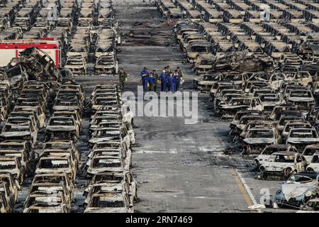 (150816) -- TIANJIN, 16. Aug. 2015 -- Rettungskräfte arbeiten an der Explosionsanlage in der nordchinesischen Gemeinde Tianjin, 16. Aug. 2015. Insgesamt wurden 112 Leichen gefunden, und 95 Menschen, darunter 85 Feuerwehrleute, blieben vermisst, nachdem die massiven Lagerexplosionen Mittwochnacht die nordchinesische Stadt Tianjin erschütterten, sagten Beamte auf einer Pressekonferenz am Sonntagmorgen. ) (dhf) CHINA-TIANJIN-EXPLOSION-RESCUE(CN) ZhengxHuansong PUBLICATIONxNOTxINxCHN 150816 Tianjin 16. August 2015 Rettungsarbeiten AN der Explosionsstelle in Nordchina Gemeinde S Tianjin 16. August 2015 insgesamt 112 Leichen wurden gefunden und Stockfoto