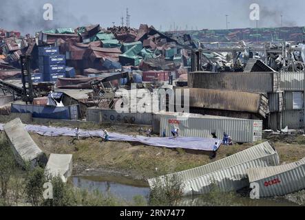 (150816) -- TIANJIN, 16. Aug. 2015 -- Menschen schließen die Explosionsstelle mit Schlamm und Plastik in der nordchinesischen Gemeinde Tianjin, 16. Aug. 2015. Insgesamt wurden 112 Leichen gefunden, und 95 Menschen, darunter 85 Feuerwehrleute, blieben vermisst, nachdem die massiven Lagerexplosionen Mittwochnacht die nordchinesische Stadt Tianjin erschütterten, sagten Beamte auf einer Pressekonferenz am Sonntagmorgen. ) (Zwx) CHINA-TIANJIN-EXPLOSION-ENCLOSURE(CN) YuexYuewei PUBLICATIONxNOTxINxCHN 150816 Tianjin Aug 16 2015 Prominente schließen die Explosionsstätte mit Schlamm und Kunststoff in der nordchinesischen Gemeinde S Tianjin Aug 1 Stockfoto