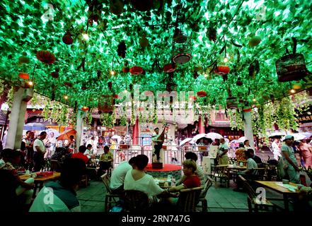 (150816) -- SHANGHAI, 16. August 2015 -- Touristen sehen Balladen singen auf einer Nachtmesse im Yu Garden of Shanghai, Ostchina, 16. August 2015. Die halbmonatige Nachtmesse reproduzierte die Lebensstile von Shanghai in den 1970er und 1980er Jahren )(mcg) CHINA-SHANGHAI-YU GARTEN-NACHT MESSE (CN) LiuxYing PUBLICATIONxNOTxINxCHN 150816 Shanghai Aug 16 2015 Touristen Sehen BALLADE SINGEN Performance AUF einer Nacht Messe in Yu Garten von Shanghai Ostchina Aug 16 2015 die Halbmonat Nacht Messe reproduzierte Alley Life Stile von Shanghai in den 1970er und 1980er Jahren mcg China Shanghai Yu Garden Night Fair CN LiuxYing PUBLICATI Stockfoto