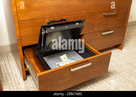 Geld und Wertsachen im Hotelsafe Stockfoto