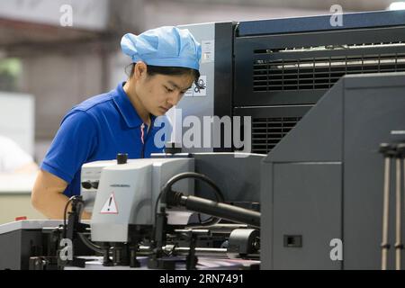 (150816) -- SAO PAULO, 16. August 2015 -- Zhang Shuping, Wettbewerber aus der ostchinesischen Stadt Shanghai, nimmt am Wettbewerb für Print Media Technology während des 43. WorldSkills-Wettbewerbs in Sao Paulo, Brasilien, am 13. August 2015 Teil. Der WorldSkills-Wettbewerb gilt im Allgemeinen als Olympiade für die Handwerker der Welt. Insgesamt 32 junge Teilnehmer der Delegation Chinas, die unter den Arbeitern und Handwerkern unter 25 Jahren ausgewählt wurden, nahmen an 29 Wettbewerben während des 43. WorldSkills-Wettbewerbs Teil. ) (LRZ) BRASILIEN-SAO PAULO-WORLDSKILLS COMPETITION XUXZIJIAN PUBL Stockfoto