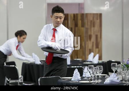 (150816) -- SAO PAULO, 16. August 2015 -- Jin Lili (R), Wettbewerber aus der ostchinesischen Provinz Zhejiang, nimmt am Wettbewerb Restaurant Service während des 43. WorldSkills-Wettbewerbs in Sao Paulo, Brasilien, am 14. August 2015 Teil. Der WorldSkills-Wettbewerb gilt im Allgemeinen als Olympiade für die Handwerker der Welt. Insgesamt 32 junge Teilnehmer der Delegation Chinas, die unter den Arbeitern und Handwerkern unter 25 Jahren ausgewählt wurden, nahmen an 29 Wettbewerben während des 43. WorldSkills-Wettbewerbs Teil. ) (lrz) BRASILIEN-SAO PAULO-WORLDSKILLS COMPETITION XuxZijian PUBLICATIONxN Stockfoto