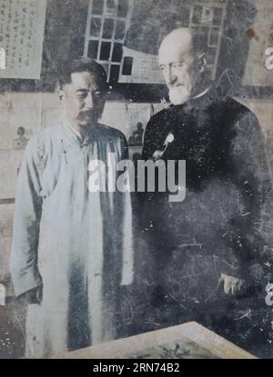 (150816) -- SHANGHAI, 16. Aug. 2015 -- das kopierte Aktenfoto zeigt Robert Charles Emile Jacquinot de Besange (R), der neben Feng Sunmei steht, der einst Hilfe für Flüchtlinge organisierte, im ostchinesischen Shanghai. Robert Charles Emile Jacquinot de Besange, ein Franzose, der auch einen chinesischen Namen Rao Jiaju hatte, gründete während der grausamen Kämpfe im chinesischen Antijapanischen Krieg eine Flüchtlingszone in der Nähe des Yuyuan-Gartens in Shanghai. Unter seinen großen Anstrengungen wurden in der Flüchtlingszone zu Spitzenzeiten 300 000 Flüchtlinge aufgenommen. Rao verließ China 1940 nach Paris und starb 1946 in Berlin. (MT) CHINA-SHANGHAI-WWII-REFUGEE ZON Stockfoto