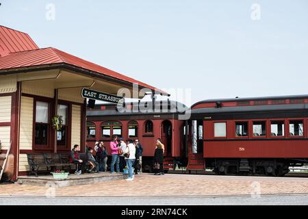 STRASBURG, Pennsylvania, Vereinigte Staaten – Besucher erkunden Oldtimer-Lokomotiven und Zugwagen im Railroad Museum of Pennsylvania. Das Museum in Strasburg bewahrt Pennsylvanias reiche Eisenbahngeschichte und beherbergt eine der bedeutendsten Sammlungen historischer Eisenbahnartefakte der Welt. Stockfoto