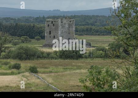 Blick über die Felder und nach unten auf eine verlassene schottische Burg Stockfoto