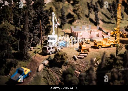 STRASBURG, Pennsylvania, USA – Familien und Eisenbahnfreunde bewundern die detailreiche Miniatureisenbahnausstellung in der Choo Choo Barn in Strasburg, PA. Bekannt für seine komplexen Modelleisenbahnen und Landschaften, bietet das Choo Choo Barn ein interaktives und lehrreiches Erlebnis und feiert die reiche Eisenbahngeschichte der Region. Stockfoto