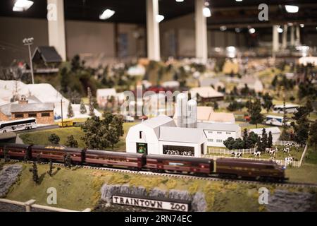 STRASBURG, Pennsylvania, USA – Familien und Eisenbahnfreunde bewundern die detailreiche Miniatureisenbahnausstellung in der Choo Choo Barn in Strasburg, PA. Bekannt für seine komplexen Modelleisenbahnen und Landschaften, bietet das Choo Choo Barn ein interaktives und lehrreiches Erlebnis und feiert die reiche Eisenbahngeschichte der Region. Stockfoto