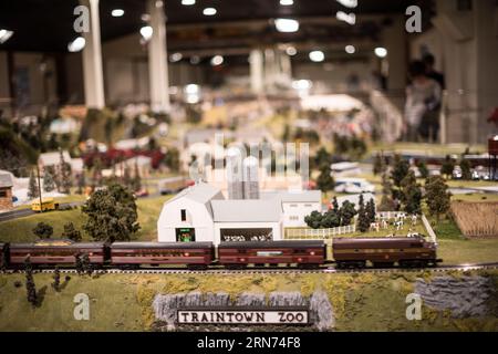 STRASBURG, Pennsylvania, USA – Familien und Eisenbahnfreunde bewundern die detailreiche Miniatureisenbahnausstellung in der Choo Choo Barn in Strasburg, PA. Bekannt für seine komplexen Modelleisenbahnen und Landschaften, bietet das Choo Choo Barn ein interaktives und lehrreiches Erlebnis und feiert die reiche Eisenbahngeschichte der Region. Stockfoto