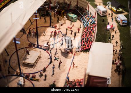 STRASBURG, Pennsylvania, USA – Familien und Eisenbahnfreunde bewundern die detailreiche Miniatureisenbahnausstellung in der Choo Choo Barn in Strasburg, PA. Bekannt für seine komplexen Modelleisenbahnen und Landschaften, bietet das Choo Choo Barn ein interaktives und lehrreiches Erlebnis und feiert die reiche Eisenbahngeschichte der Region. Stockfoto