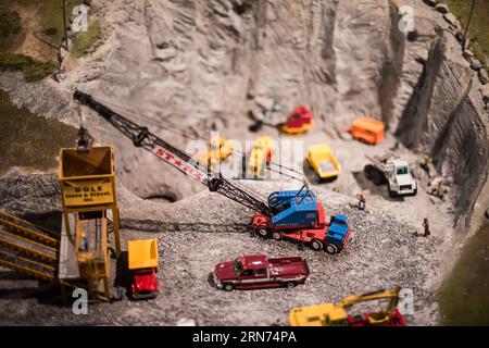 STRASBURG, Pennsylvania, USA – Familien und Eisenbahnfreunde bewundern die detailreiche Miniatureisenbahnausstellung in der Choo Choo Barn in Strasburg, PA. Bekannt für seine komplexen Modelleisenbahnen und Landschaften, bietet das Choo Choo Barn ein interaktives und lehrreiches Erlebnis und feiert die reiche Eisenbahngeschichte der Region. Stockfoto