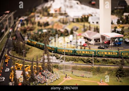 STRASBURG, Pennsylvania, USA – Familien und Eisenbahnfreunde bewundern die detailreiche Miniatureisenbahnausstellung in der Choo Choo Barn in Strasburg, PA. Bekannt für seine komplexen Modelleisenbahnen und Landschaften, bietet das Choo Choo Barn ein interaktives und lehrreiches Erlebnis und feiert die reiche Eisenbahngeschichte der Region. Stockfoto