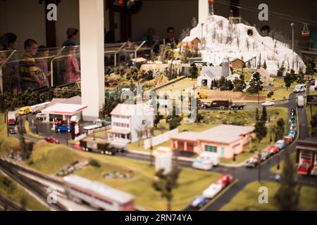 STRASBURG, Pennsylvania, USA – Familien und Eisenbahnfreunde bewundern die detailreiche Miniatureisenbahnausstellung in der Choo Choo Barn in Strasburg, PA. Bekannt für seine komplexen Modelleisenbahnen und Landschaften, bietet das Choo Choo Barn ein interaktives und lehrreiches Erlebnis und feiert die reiche Eisenbahngeschichte der Region. Stockfoto