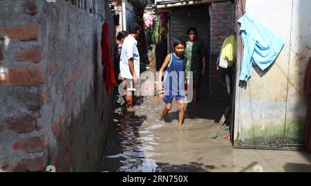 (150817) -- KATHMANDU, 17. August 2015 -- Menschen gehen durch ein überflutetes Gebiet in einem Slum-Gebiet in Gairigaon in Kathmandu, Nepal, 17. August 2015. Rund 200 Familien, die in der Slumgegend lebten, waren von den Überschwemmungen aufgrund der anhaltenden Starkregen betroffen. )(azp) NEPAL-KATHMANDU-FLOOD-SLUM AREA SunilxSharma PUBLICATIONxNOTxINxCHN 150817 Kathmandu 17. August 2015 Prominente spazieren durch ein überflutetes Gebiet in einem Slum-Gebiet AM 17. August 2015 in Kathmandu Nepal waren rund 200 Familien im Slum-Gebiet von den Überschwemmungen infolge der anhaltenden Starkregen betroffen EGP Nepal Kathmandu Flood Slum Area SunilxSh Stockfoto