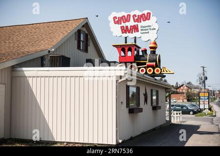 STRASBURG, Pennsylvania, USA – Familien und Eisenbahnfreunde bewundern die detailreiche Miniatureisenbahnausstellung in der Choo Choo Barn in Strasburg, PA. Bekannt für seine komplexen Modelleisenbahnen und Landschaften, bietet das Choo Choo Barn ein interaktives und lehrreiches Erlebnis und feiert die reiche Eisenbahngeschichte der Region. Stockfoto