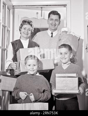 1960ER JAHRE PORTRÄT EINER VIERKÖPFIGEN FAMILIE, DIE NACH DEM EINKAUFEN NACH HAUSE KOMMT UND LEBENSMITTELTASCHEN UND -PAKETE TRÄGT, DIE MIT EINER SCHNUR UMWICKELT UND GEBUNDEN SIND - S13944 HAR001 HARS VIER MOM DRINNEN UMWICKELT NOSTALGISCHES PAAR STRING 4 VORSTADTMÜTTER GEBUNDEN ALTE ZEIT BESCHÄFTIGT NOSTALGIE BRUDER ALTE MODE 1 JUGENDLICHE TEAMARBEIT SÖHNE ZUFRIEDEN FAMILIEN FREUDE LIFESTYLE ZUFRIEDENHEIT FRAUEN VERHEIRATET BRÜDER LÄNDLICHEN EHEPARTNER EHEMÄNNER GESUNDHEIT ZU HAUSE LEBEN KOPIEREN RAUM FREUNDSCHAFT HALBE LÄNGE DAMEN PERSONEN MÄNNER GESCHWISTER SELBSTVERTRAUEN VÄTER B&W PARTNER SHOPPER AUGENKONTAKT KOMMENDE KÄUFER GLÜCK FRÖHLICHER SIEG UND DER STOLZ DER VÄTER LÄCHELT FRÖHLICH Stockfoto