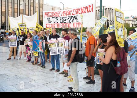 Athen, Griechenland. August 2023 31. Linke halten Plakate und Banner und rufen Parolen gegen Faschismus und Giorgia Meloni. Vor dem griechischen parlament fand eine Demonstration anlässlich des Besuchs von Italiens Ministerpräsident Giorgia Meloni statt. (Bild: © Nikolas Georgiou/ZUMA Press Wire) NUR REDAKTIONELLE VERWENDUNG! Nicht für kommerzielle ZWECKE! Stockfoto