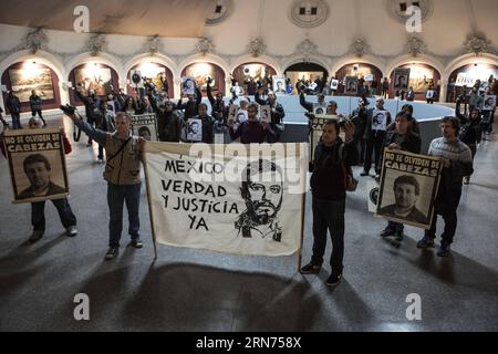 (150817) -- BUENOS AIRES, 17. August 2015 -- argentinische Fotojournalisten halten Banner während einer Demonstration gegen den Mord an dem mexikanischen Fotojournalisten Ruben Espinosa in der 26. Jährlichen argentinischen Fotojournalismusshow in Buenos Aires, Argentinien, am 17. August 2015. Ruben Espinosa, ein bekannter mexikanischer Fotojournalist, hatte sich beschwert, während seiner Arbeit im Bundesstaat Veracruz verschiedene Todesdrohungen erhalten zu haben. Er wurde am 15. August in seiner Wohnung im Bezirk Narvarte, Mexiko-Stadt von Mexiko, tot aufgefunden. Martin Zabala) (da) ARGENTINIEN-BUENOS AIRES-MEXICO-JOURNALIST-DEMONSTRATION Stockfoto