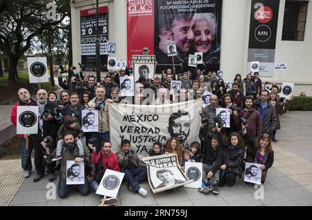 (150817) -- BUENOS AIRES, 17. August 2015 -- argentinische Fotojournalisten halten Banner während einer Demonstration gegen den Mord an dem mexikanischen Fotojournalisten Ruben Espinosa in der 26. Jährlichen argentinischen Fotojournalismusshow in Buenos Aires, Argentinien, am 17. August 2015. Ruben Espinosa, ein bekannter mexikanischer Fotojournalist, hatte sich beschwert, während seiner Arbeit im Bundesstaat Veracruz verschiedene Todesdrohungen erhalten zu haben. Er wurde am 15. August in seiner Wohnung im Bezirk Narvarte, Mexiko-Stadt von Mexiko, tot aufgefunden. Martin Zabala) (da) ARGENTINIEN-BUENOS AIRES-MEXICO-JOURNALIST-DEMONSTRATION Stockfoto