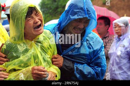 (150818) -- XI AN, 18. August 2015 -- Menschen nehmen an einer Trauerzeremonie für die Opfer eines Erdrutsches im Shanyang County, nordwestchinesische Provinz Shaanxi, 18. August 2015 Teil. Ein Erdrutsch traf die Wohnräume eines lokalen Bergbauunternehmens und drei ländliche Häuser in Shanyang in den frühen Morgenstunden des 12. August. Zwölf Menschen wurden als tot bestätigt, und die Rettungskräfte suchen weiterhin nach 52 Menschen, die vermisst bleiben, sagten die lokalen Behörden am Montag. ) (wyo) CHINA-SHAANXI-SHANYANG-LANDSLIDE-TRAUER (CN) WangxShihua PUBLICATIONxNOTxINxCHN 150818 Xi bis 18. August 2015 Prominente besuchen eine Trauerzeremonie Stockfoto