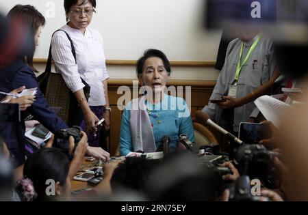 150818 -- NAY PYI TAW, 18. August 2015 -- Leiter der Nationalen Liga für Demokratie Myanmars NLD Aung San Suu Kyi C spricht während einer Pressekonferenz im Repräsentantenhaus in Nay Pyi Taw, der Hauptstadt Myanmars, am 18. August 2015. MYANMAR-NAY PYI TAW-AUNG SAN SUU KYI-PRESS-KONFERENZ UXAUNG PUBLICATIONXNOTXINXCHN Stockfoto