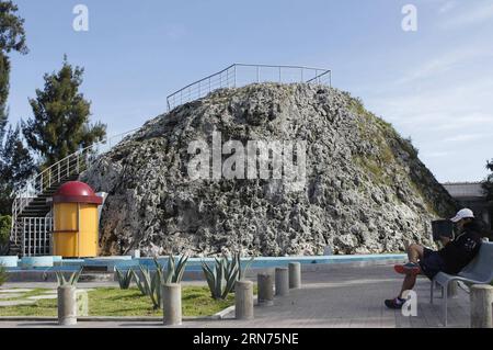 (150819) -- PUEBLA, 18. August 2015 -- Eine Person steht am Fuße des Vulkans Cuexcomate in der Stadt La Libertad in der Stadt Puebla, Hauptstadt des mexikanischen Bundesstaates Puebla, am 18. August 2015. Laut der lokalen Presse ist der Cuexcomate-Vulkan, dessen Name vom Nahuatl-Wort cuexcomatl abgeleitet ist, was Tontopf oder Ort zum Aufbewahren bedeutet, als der kleinste Vulkan der Welt bekannt, aber er ist kein Vulkan. aber eine Bildung, die vor Hunderten von Jahren durch einen Fluss von Schwefelwasserstoff verursacht wurde, ein Ergebnis eines Ausbruchs des Popocatepetl-Vulkans. Der Cuexcomate hat eine Höhe von 13 Metern und einen Durchmesser von 8 Metern in Stockfoto