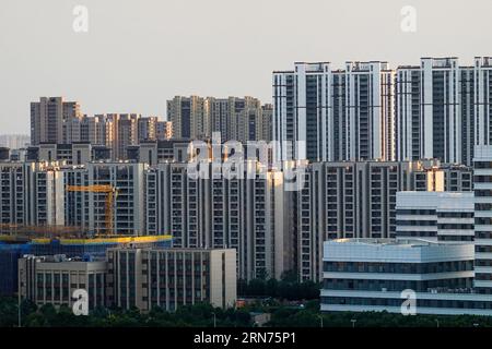 Changzhou, China. August 2023 31. Blick auf Wohngebäude in Changzhou. Chinas Finanzbeobachter gaben am Donnerstag bekannt, dass die Wohnraumkreditpolitik angepasst und optimiert wird. Die Zinssätze für bestehende Hypotheken für Erstkäufe werden gesenkt, so eine gemeinsame Erklärung der Volksbank von China und der nationalen Finanzverwaltung. Quelle: SOPA Images Limited/Alamy Live News Stockfoto