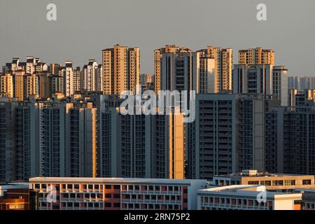 Changzhou, China. August 2023 31. Blick auf Wohngebäude in Changzhou. Chinas Finanzbeobachter gaben am Donnerstag bekannt, dass die Wohnraumkreditpolitik angepasst und optimiert wird. Die Zinssätze für bestehende Hypotheken für Erstkäufe werden gesenkt, so eine gemeinsame Erklärung der Volksbank von China und der nationalen Finanzverwaltung. Quelle: SOPA Images Limited/Alamy Live News Stockfoto