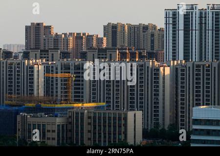 Changzhou, China. August 2023 31. Blick auf Wohngebäude in Changzhou. Chinas Finanzbeobachter gaben am Donnerstag bekannt, dass die Wohnraumkreditpolitik angepasst und optimiert wird. Die Zinssätze für bestehende Hypotheken für Erstkäufe werden gesenkt, so eine gemeinsame Erklärung der Volksbank von China und der nationalen Finanzverwaltung. Quelle: SOPA Images Limited/Alamy Live News Stockfoto