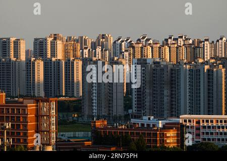 Changzhou, China. August 2023 31. Blick auf Wohngebäude in Changzhou. Chinas Finanzbeobachter gaben am Donnerstag bekannt, dass die Wohnraumkreditpolitik angepasst und optimiert wird. Die Zinssätze für bestehende Hypotheken für Erstkäufe werden gesenkt, so eine gemeinsame Erklärung der Volksbank von China und der nationalen Finanzverwaltung. Quelle: SOPA Images Limited/Alamy Live News Stockfoto