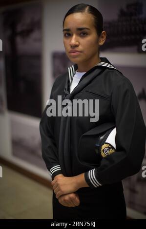 (150819) -- MEXIKO-STADT, 18. August 2015 -- Cadet Maria Fernanda Butron Aldana posiert für ein Bild nach einem Interview mit Xinhua, in einer Marinestation in Mexiko-Stadt, Hauptstadt von Mexiko, 18. August 2015. Mexiko wird eine Delegation entsenden, um an der Militärparade teilzunehmen, die am 3. September in Peking, der Hauptstadt Chinas, stattfinden wird, um den 70. Jahrestag des Sieges des chinesischen Volkskrieges gegen die japanischen Aggressionen und den Antifaschistischen Weltkrieg zu feiern. ) MEXIKO-CHINA S MILITÄRPARADE TEILNAHME PedroxMera PUBLICATIONxNOTxINxCHN 150819 Mexiko-Stadt 18. August 2015 Cadet Mary Fernanda Butr Stockfoto