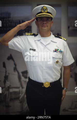 (150819) -- MEXIKO-STADT, 18. August 2015 -- Commander Jose Carlos Luna Loaeza posiert für ein Bild nach einem Interview mit Xinhua, in einer Marinestation in Mexiko-Stadt, Hauptstadt von Mexiko, 18. August 2015. Mexiko wird eine Delegation entsenden, um an der Militärparade teilzunehmen, die am 3. September in Peking, der Hauptstadt Chinas, stattfinden wird, um den 70. Jahrestag des Sieges des chinesischen Volkskrieges gegen die japanischen Aggressionen und den Antifaschistischen Weltkrieg zu feiern. ) MEXIKO-CHINA S MILITÄRPARADE TEILNAHME PedroxMera PUBLICATIONxNOTxINxCHN 150819 Mexiko-Stadt 18. August 2015 Kommandeur Jose Carlos Lun Stockfoto