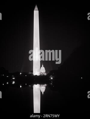 1980ER JAHRE WASHINGTON MONUMENT UND CAPITOL DOME BEI NACHT REFLEKTIERT IM LINCOLN MEMORIAL POOL AUF DER NATIONAL MALL WASHINGTON DC - R24337 HAR001 HARS OLD FASHIONED Stockfoto