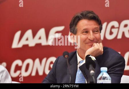 (150819) -- PEKING, 19. August 2015 -- der neu gewählte Präsident der Internationalen Vereinigung der Leichtathletikverbände (IAAF), Sebastian Coe aus Großbritannien, reagiert auf eine Pressekonferenz in Peking, der Hauptstadt Chinas, am 19. August 2015. Sebastian Coe wurde zum Präsidenten der IAAF gewählt, nachdem er am Mittwoch seinen Kollegen Sergey Bubka von 115 bis 92 geschlagen hatte. (SP)CHINA-BEIJING-NEW IAAF PRESIDNET LixWen PUBLICATIONxNOTxINxCHN 150819 Peking 19. August 2015 Neu gewählter Präsident der Internationalen Vereinigung der Leichtathletikverbände IAAF Britain S Sebastian COE reagiert während einer Presse Stockfoto