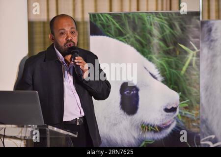 (150819) -- KUALA LUMPUR, 19. August 2015 -- Ein Mitarbeiter des National Zoo of Malaysia spricht während einer Pressekonferenz in Kuala Lumpur, Malaysia, am 19. August 2015. Ein riesiger Panda aus China brachte ein Jungtier in Malaysia zur Welt, sagte Premierminister Najib Razak am Dienstag. Liang Liang kam zusammen mit einem männlichen Riesenpanda Xing Xing im vergangenen Jahr mit einem 10-jährigen Darlehen zum 40. Jahrestag der Aufnahme diplomatischer Beziehungen zwischen China und Malaysia nach Malaysia. MALAYSIA-KUALA LUMPUR-RIESE PANDA ChongxVoonxChung PUBLICATIONxNOTxINxCHN 150819 Kuala Lumpur 19. August 2015 ein Mitarbeiter Stockfoto