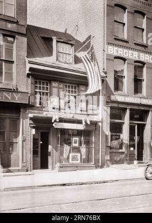 1920ER JAHRE BETSY ROSS HAUS GEBURTSORT DES ALTEN RUHMES VEREINIGTE STAATEN ROT WEISS UND BLAU STERNE UND STREIFEN FLAGGE IN PHILADELPHIA PA USA - P790 HAR001 HARS ROT WEISS UND BLAU SCHWARZ UND WEISS STADT DER BRÜDERLICHEN LIEBE HAR001 ALTMODISCH Stockfoto