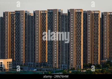 Changzhou, China. August 2023 31. Blick auf Wohngebäude in Changzhou. Chinas Finanzbeobachter gaben am Donnerstag bekannt, dass die Wohnraumkreditpolitik angepasst und optimiert wird. Die Zinssätze für bestehende Hypotheken für Erstkäufe werden gesenkt, so eine gemeinsame Erklärung der Volksbank von China und der nationalen Finanzverwaltung. (Foto: Sheldon Cooper/SOPA Images/SIPA USA) Credit: SIPA USA/Alamy Live News Stockfoto