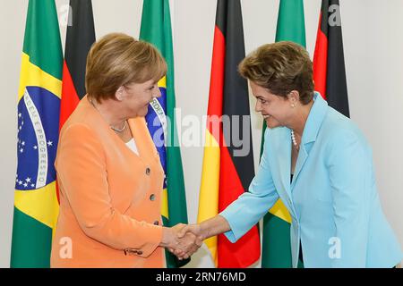 (150820) -- BRASILIA, 20. Aug. 2015 -- Bild der brasilianischen Präsidentschaft zeigt, wie die brasilianische Präsidentin Dilma Rousseff (R) bei einem Treffen am 20. Aug. 2015 in Brasilia, Brasilien, mit der deutschen Bundeskanzlerin Angela Merkel die Hand schüttelt. Dilma Rousseff traf sich am Donnerstag in Brasilia mit Angela Merkel, um mehrere Absichtserklärungen über die Zusammenarbeit in den Bereichen Wirtschaft, Investitionen, Wissenschaft, Technologie, erneuerbare Energien, Bildung, Umwelt und Häfen. Roberto Stuckert Filho/Presidency of Brazil) (jg) BRAZIL-BRASILIA-GERMANY-POLITICS-MEETING e BRAZIL?SxPRESIDENCY PUBLICATIONxNOTxINxCHN 150820 Brasilia Aug Stockfoto