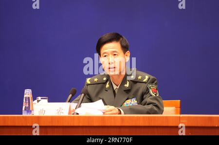 (150821) -- PEKING, 21. August 2015 -- Qu Rui, stellvertretender Direktor des Büros des Führungsteams der Parade und stellvertretender Leiter der operativen Abteilung des Hauptquartiers des Generalstabs, nimmt am 21. August 2015 an einer Pressekonferenz in Peking, der Hauptstadt Chinas, Teil. Etwa 84 Prozent der Rüstungsgüter, die bei der Militärparade am 3. September ausgestellt werden sollen, wurden nie von der Öffentlichkeit gesehen, sagte Qu hier am Freitag. )(mcg) CHINA-PEKING-V-DAY PARADE-PRESSEKONFERENZ (CN) WangxHaobo PUBLICATIONxNOTxINxCHN 150821 Peking 21. August 2015 Qu Rui Stellvertretender Direktor des Büros des Parade Leading Teams und Stellvertretender Leiter der Th Stockfoto