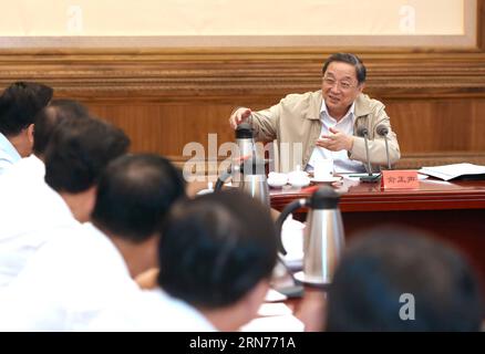 (150821) -- PEKING, 21. August 2015 -- Yu Zhengsheng, Vorsitzender des Nationalen Komitees der Politischen Konsultativkonferenz des chinesischen Volkes, leitet ein Symposium, um Meinungen und Vorschläge des Zentralkomitees der Nationalen Demokratischen Bauvereinigung Chinas, des Zentralkomitees der Chinesischen Bauernpartei und der Arbeiterpartei, einzuholen. China Zhi Gong Party Central Committee und Jiu San Society Central Committee on Drainage basin Economic Development and Water Resources Development and Protection, in Beijing, Hauptstadt von China, 21. August 2015. )(MCG) CHINA-BEIJING-YU ZHENGSHENG-SYM Stockfoto