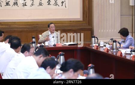 (150821) -- PEKING, 21. August 2015 -- Yu Zhengsheng, Vorsitzender des Nationalen Komitees der Politischen Konsultativkonferenz des chinesischen Volkes, leitet ein Symposium, um Meinungen und Vorschläge des Zentralkomitees der Nationalen Demokratischen Bauvereinigung Chinas, des Zentralkomitees der Chinesischen Bauernpartei und der Arbeiterpartei, einzuholen. China Zhi Gong Party Central Committee und Jiu San Society Central Committee on Drainage basin Economic Development and Water Resources Development and Protection, in Beijing, Hauptstadt von China, 21. August 2015. )(MCG) CHINA-BEIJING-YU ZHENGSHENG-SYM Stockfoto